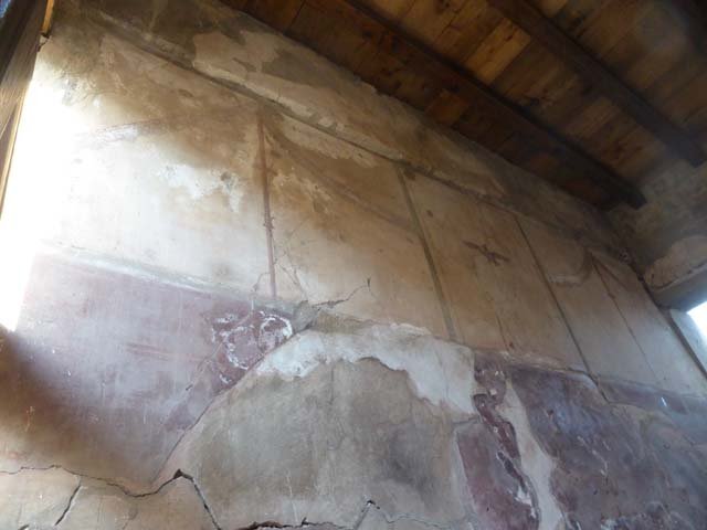 V.5 Herculaneum, September 2015. Upper west end of north wall of entrance corridor.
