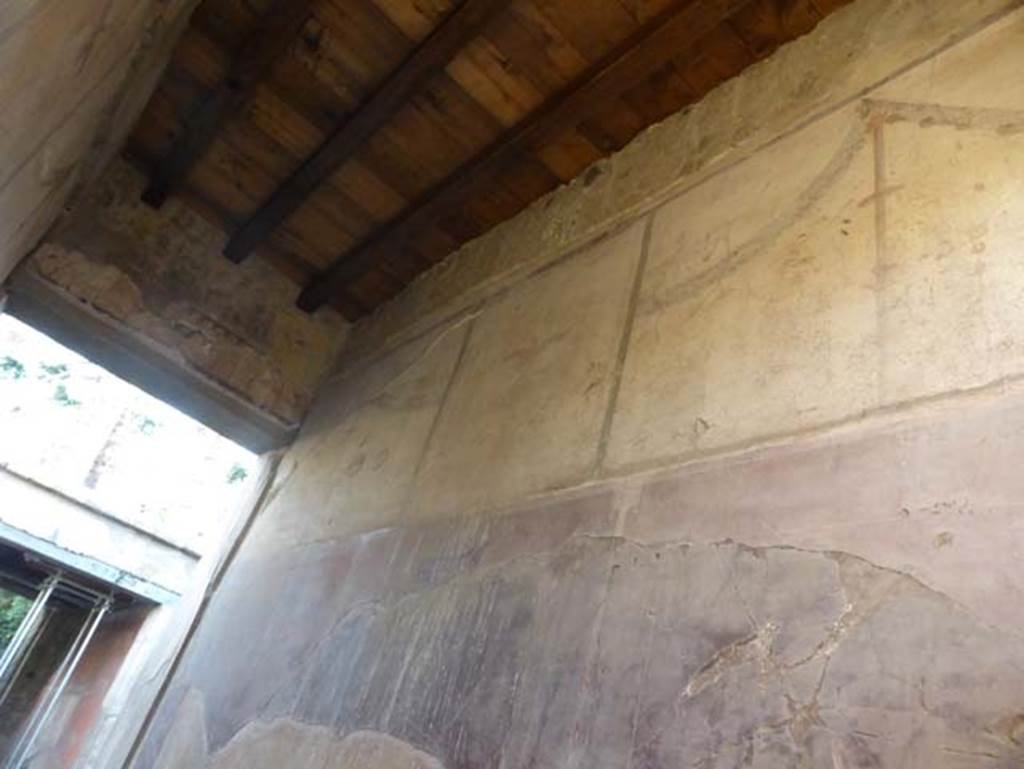 V.5 Herculaneum, September 2015. Upper east end of south wall of entrance corridor.