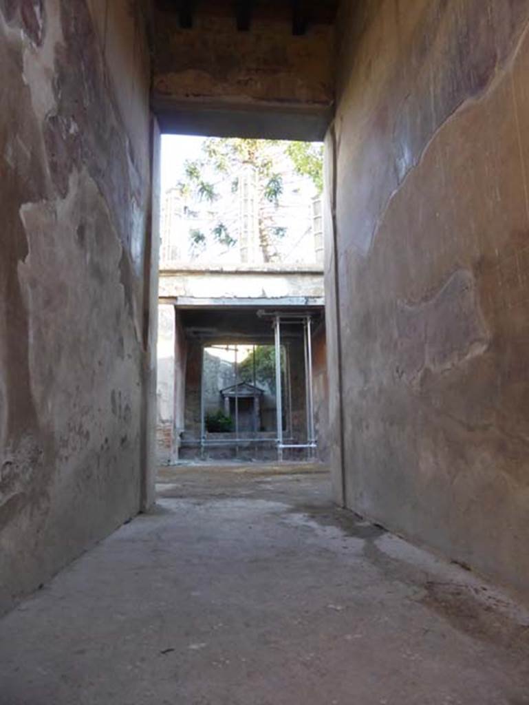 V.5 Herculaneum, September 2015. Floor of entrance corridor.