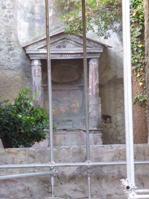 V.5 Herculaneum, September 2015. Aedicula shrine in small garden area.