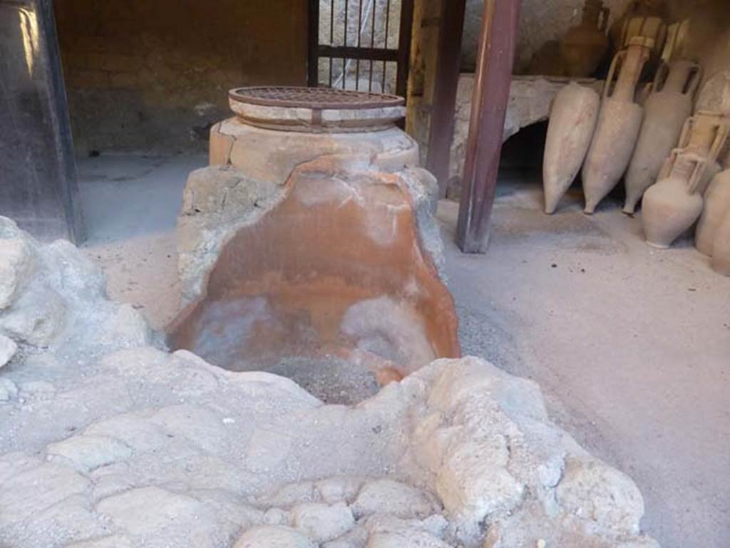 Ins. V 6, Herculaneum, September 2015. Remains of dolium in counter.