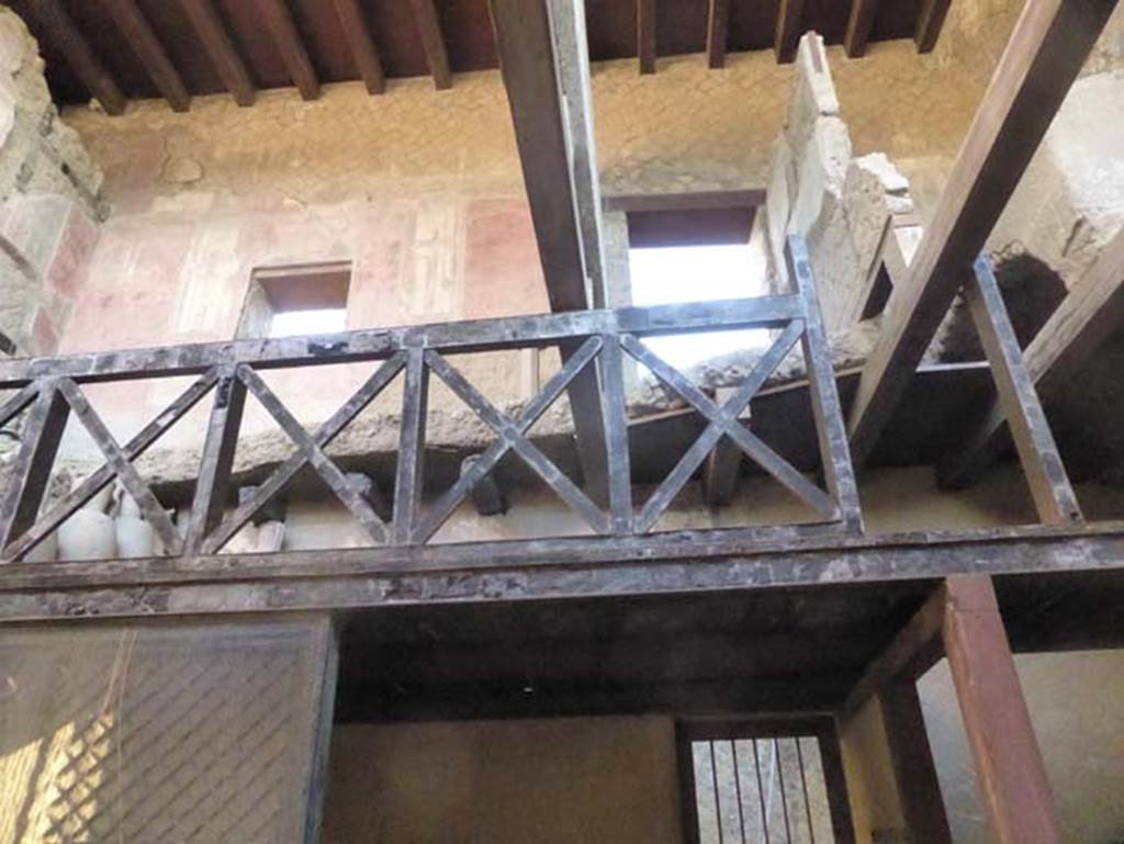 V 6, Herculaneum, September 2015. Upper floor, east side. Above this wooden partition, there appeared to be a mezzanine level.
