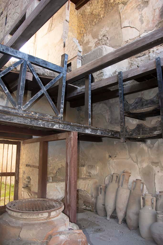 V.6 Herculaneum, March 2019. Looking across shop towards south-east corner.
Foto Annette Haug, ERC Grant 681269 DÉCOR

