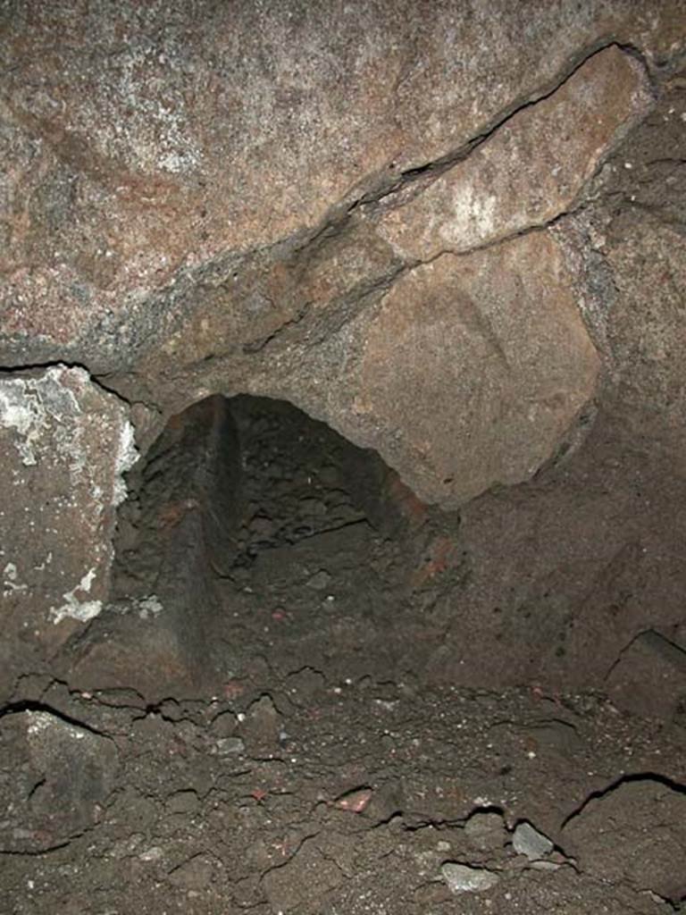 V.7, Herculaneum. September 2003. Cistern tank in triclinium, looking north.  
Photo courtesy of Nicolas Monteix.
