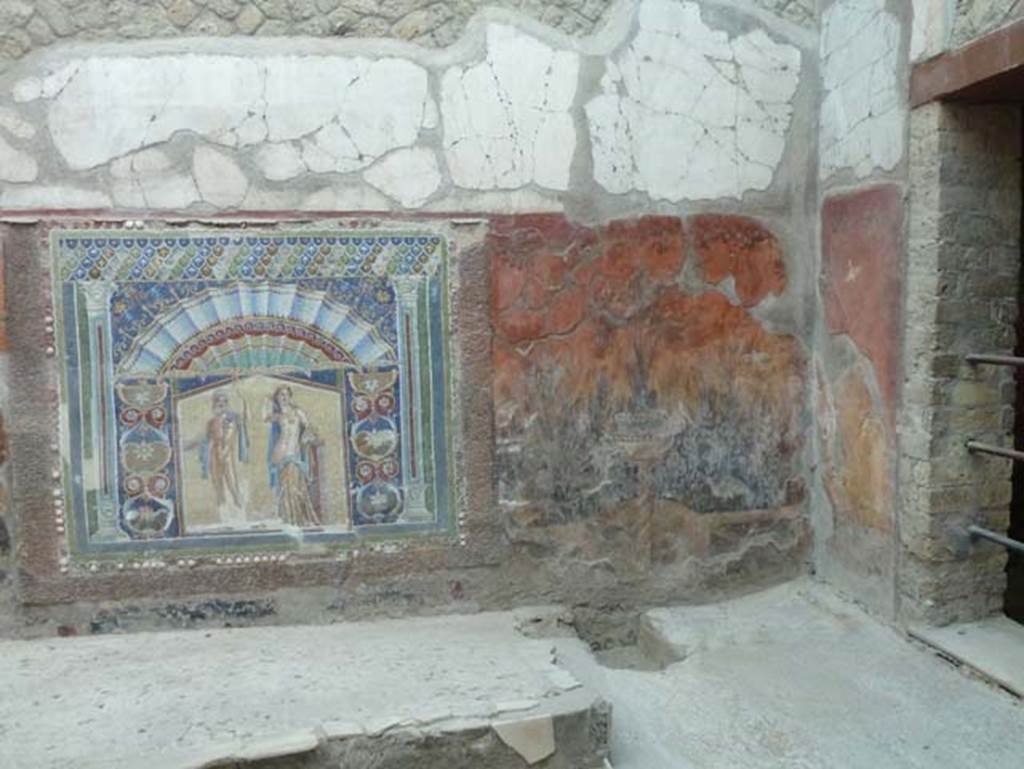 Ins. V 7, Herculaneum, September 2015. Looking across triclinium towards east side of internal courtyard in south-east corner.