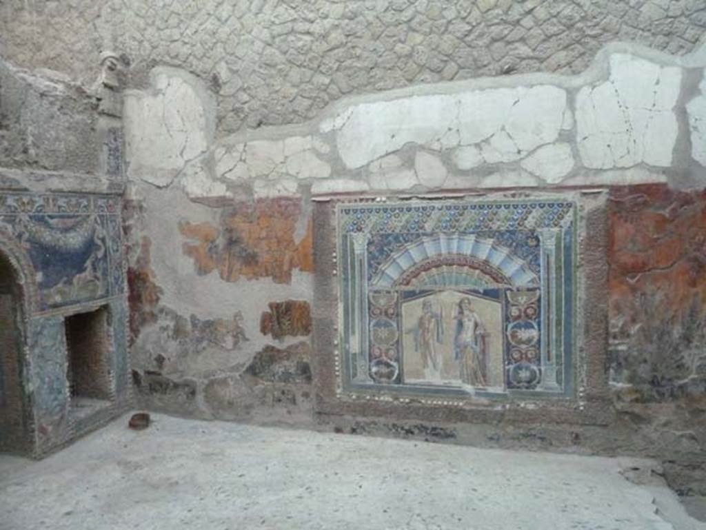 Ins. V 7, Herculaneum, September 2015. Looking towards north-east corner of internal courtyard.