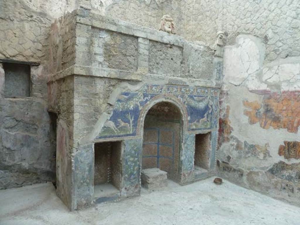 Ins. V 7, Herculaneum, September 2015. North wall of internal courtyard.