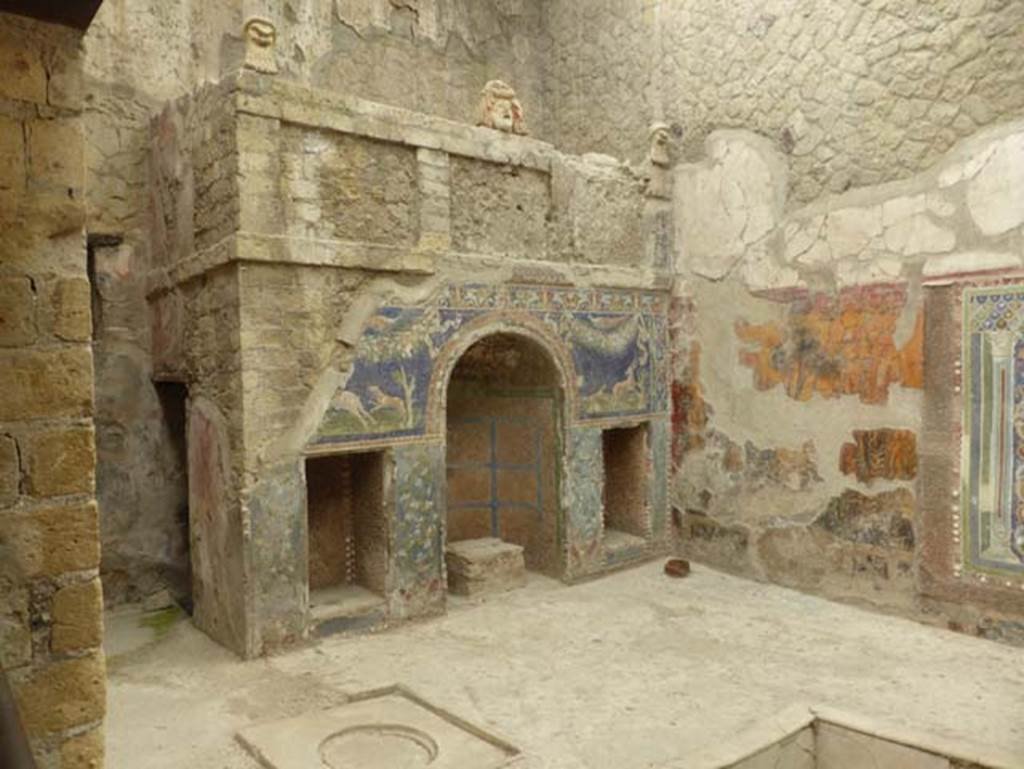 V.7 Herculaneum, June 2014. North wall and north-east corner of internal courtyard.
Photo courtesy of Michael Binns.
