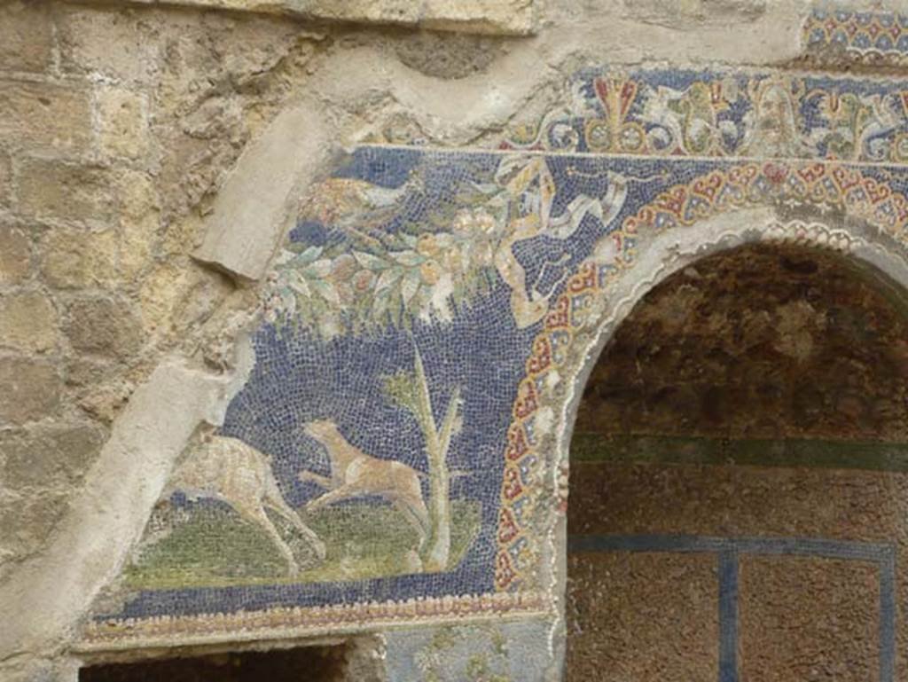 V.7, Herculaneum. August 2013. Detail from west end of north wall of internal courtyard.  Photo courtesy of Buzz Ferebee.
