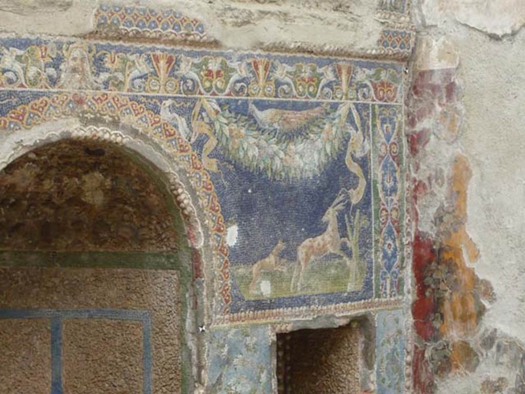 V.7, Herculaneum. August 2013. Detail from east end of north wall of internal courtyard.  Photo courtesy of Buzz Ferebee.
