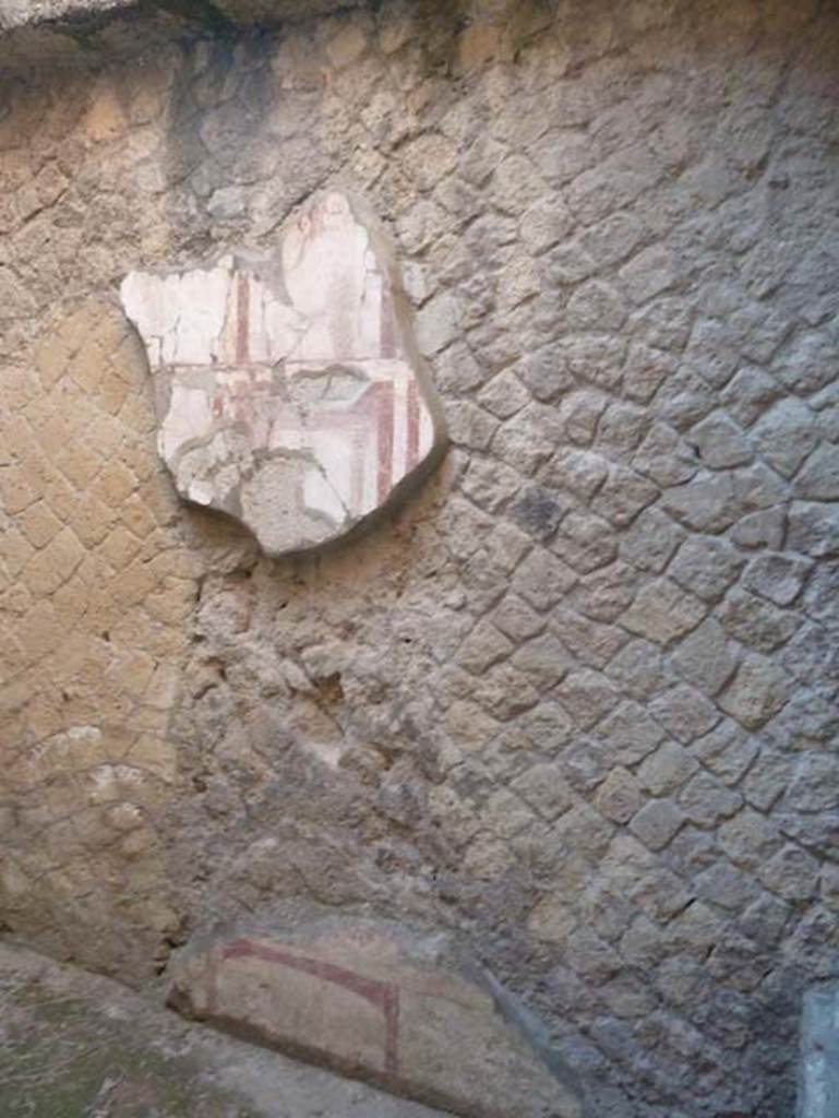 V 7, Herculaneum, September 2015. West wall of cubiculum. 