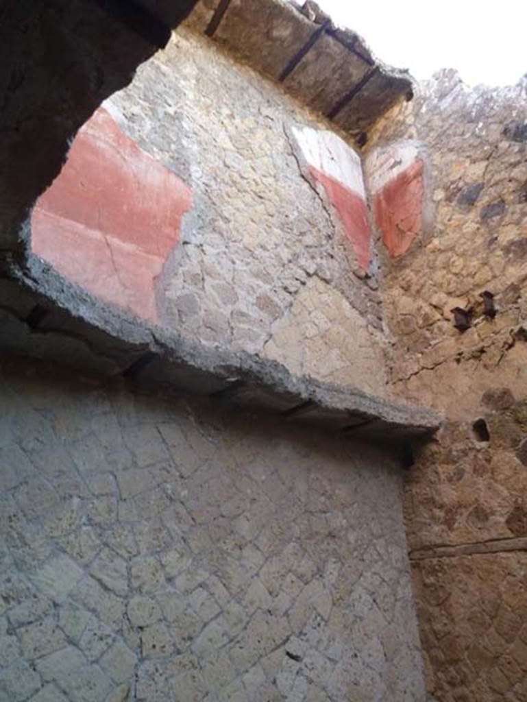 V 7, Herculaneum, September 2015. 
Looking towards the south-east corner of cubiculum, and the decorated east wall of the room on the upper floor belonging to the apartment.
 

