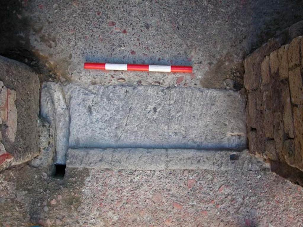 V 7, Herculaneum, September 2003. Doorway threshold to cubiculum from atrium.
Photo courtesy of Nicolas Monteix.
