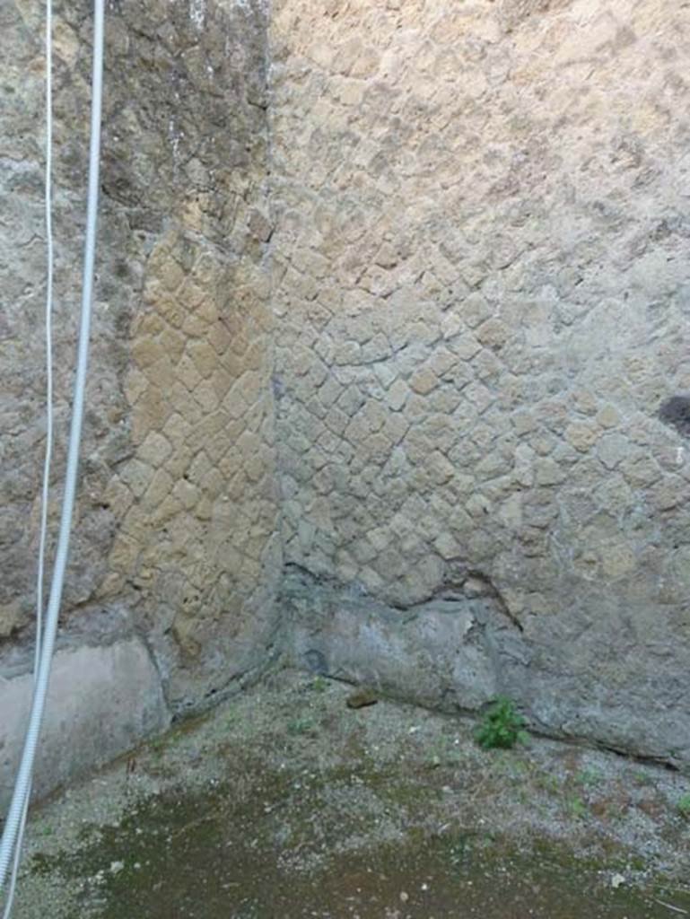 Ins. V 7, Herculaneum, September 2015. South-east corner of room from doorway in the south wall of the atrium.