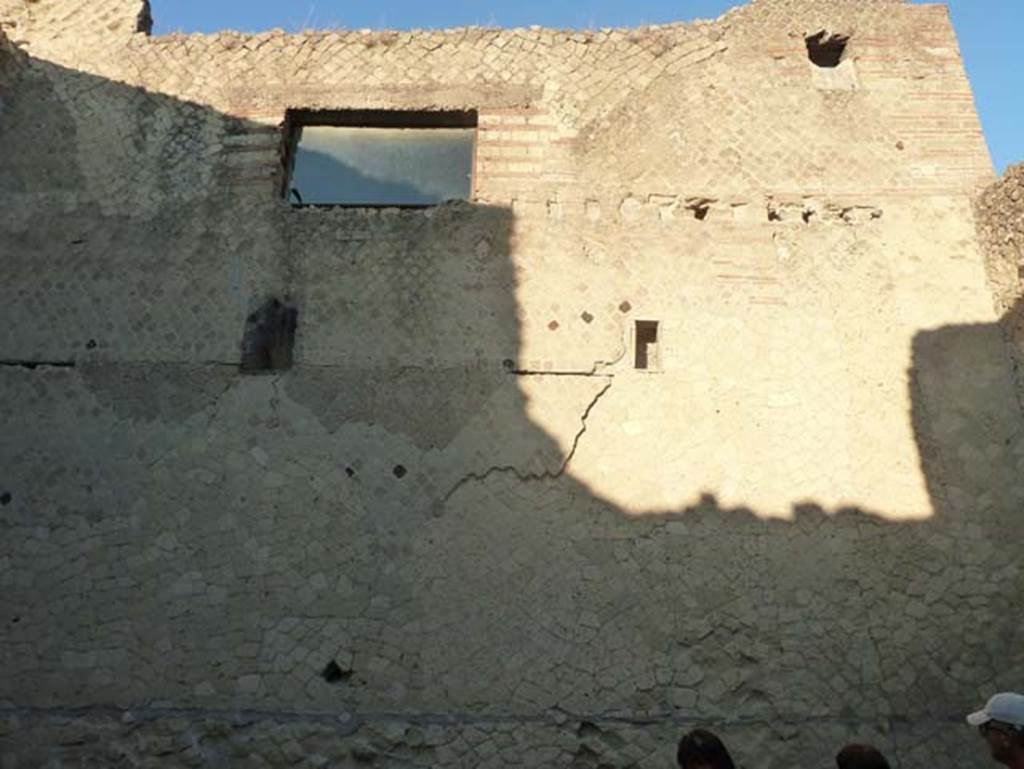 V 7, Herculaneum, September 2015. Upper floors above atrium.