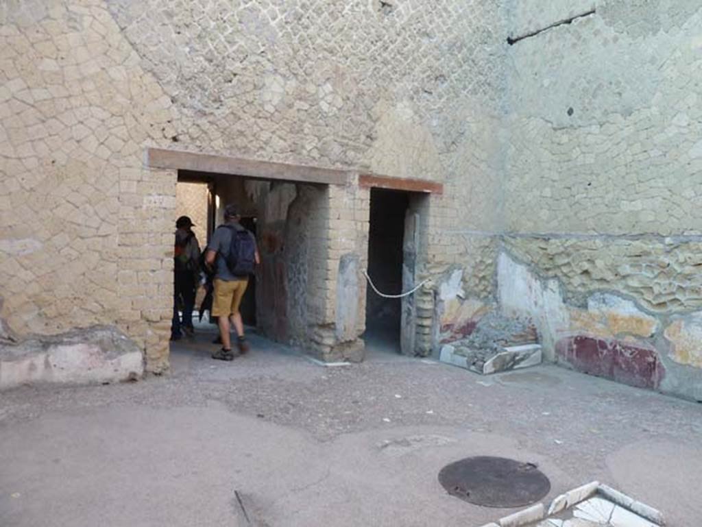 Ins. V 7, Herculaneum, September 2015. Looking north-west across atrium towards entrance doorway, on left.

 
