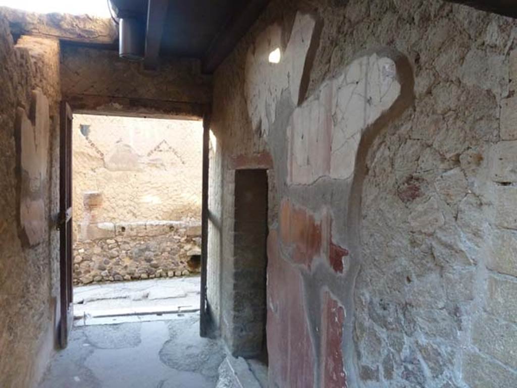 Ins. V 7, Herculaneum, September 2015. Looking west from atrium towards entrance doorway.