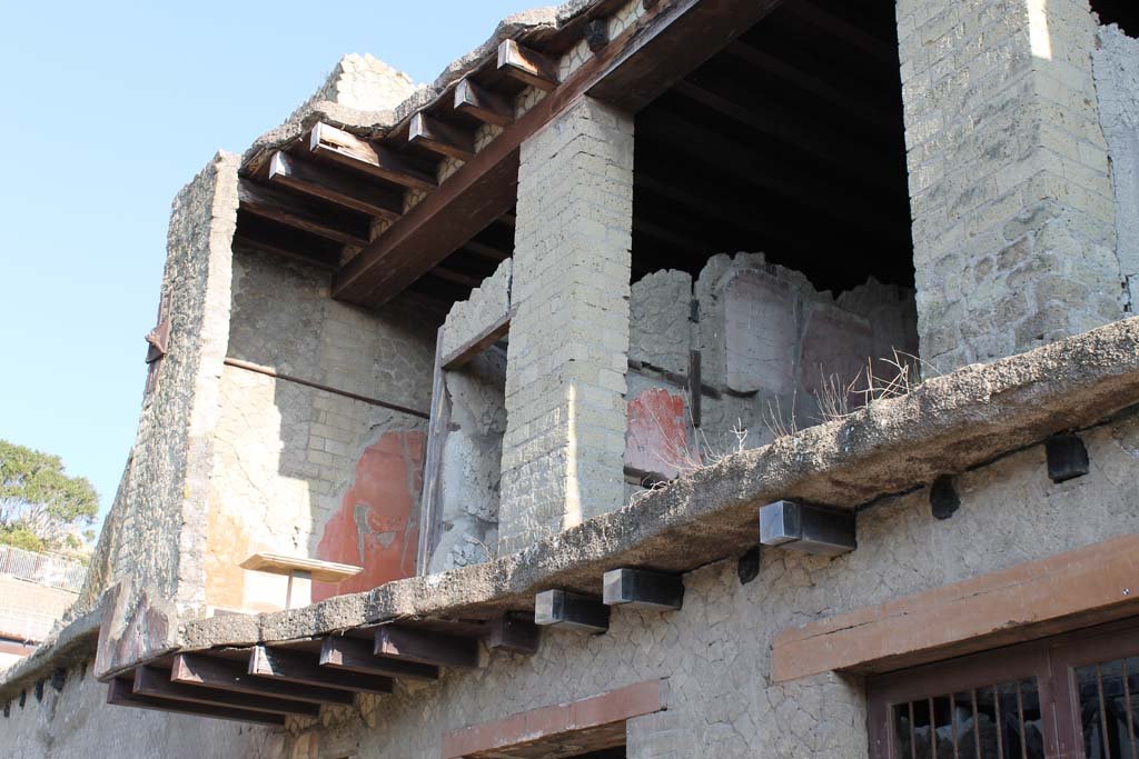 V.7 Herculaneum. March 2014. Cardo IV, looking north-east towards upper rooms. 
Foto Annette Haug, ERC Grant 681269 DÉCOR.

