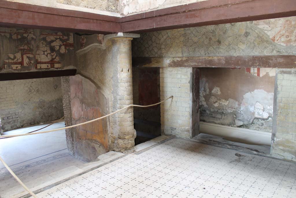 V.8 Herculaneum. March 2014. 
Area 4, looking towards the north-west corner of the courtyard. The north wall of the small tablinum is on the left.
Foto Annette Haug, ERC Grant 681269 DÉCOR
