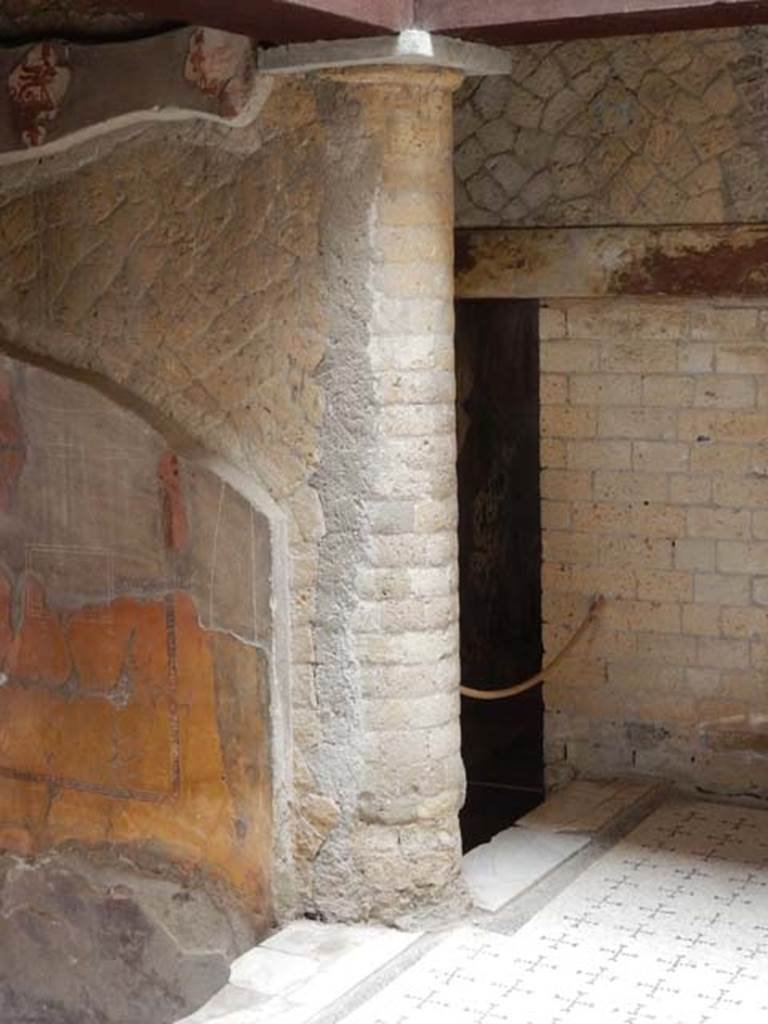 V.8 Herculaneum, May 2018. Area 4, looking towards the north-west corner of the courtyard.
The north wall of the small tablinum is on the left. 
The doorway leading to the small corridor on its north side, is centre right. Photo courtesy of Buzz Ferebee.
