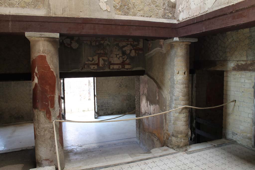 V.8 Herculaneum. October 2014. Room 3, painted upper west wall of small tablinum.
Photo courtesy of Michael Binns.
