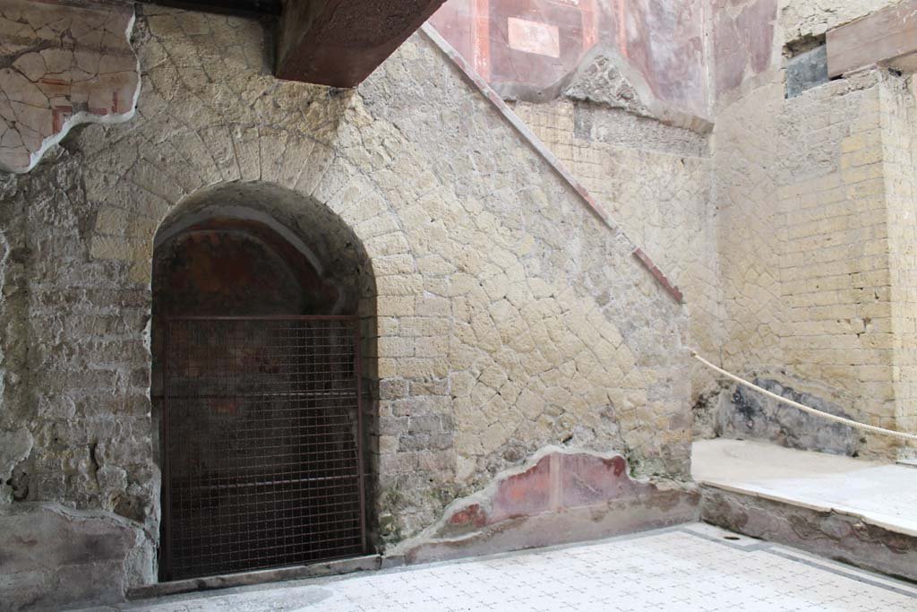 V.8 Herculaneum. March 2014. Area 4, looking east across raised courtyard from tablinum.
Foto Annette Haug, ERC Grant 681269 DÉCOR
