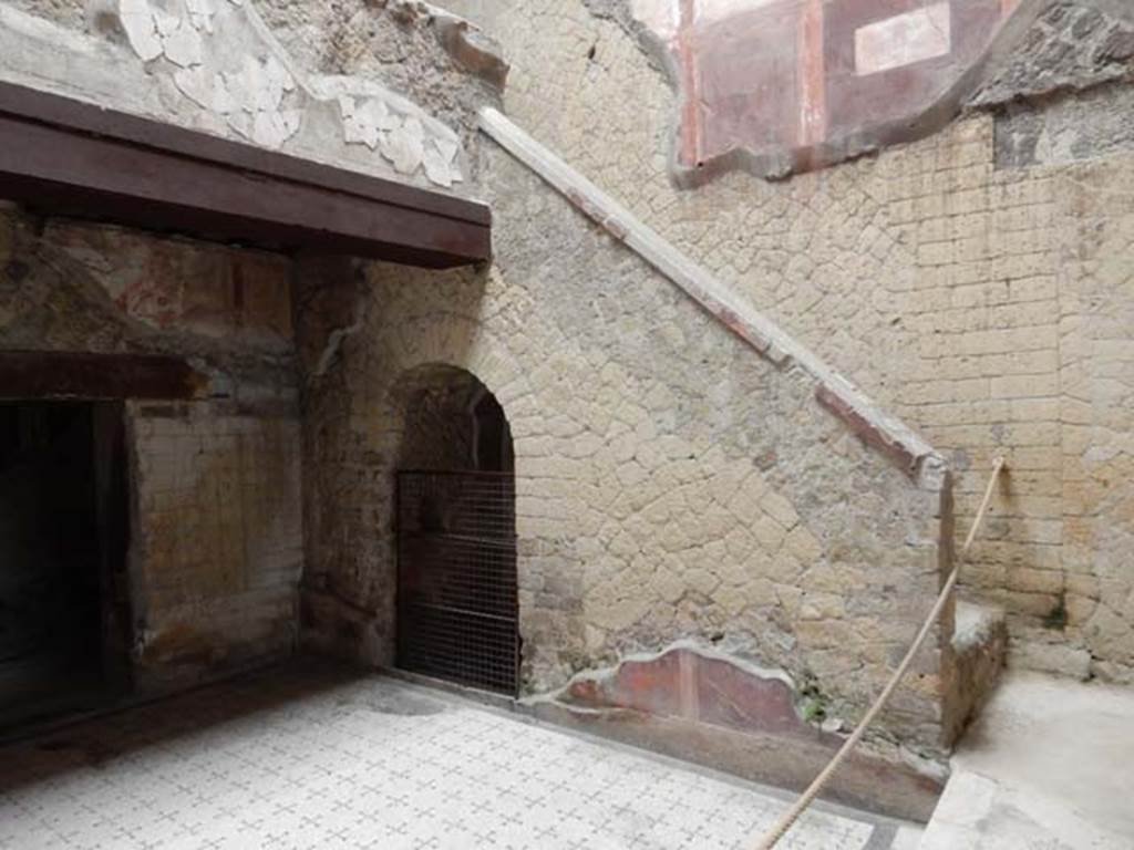 V.8 Herculaneum, May 2018. Area 4, painted decoration on east wall of courtyard/stairs. Photo courtesy of Buzz Ferebee.