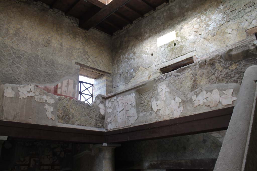 V.8 Herculaneum. March 2014. Area 4, looking north-west along upper masonry landing at top of stairs.
Foto Annette Haug, ERC Grant 681269 DÉCOR

