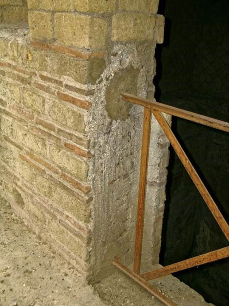 V.8, Herculaneum. December 2004. West side of doorway to middle room opening onto landing. 
Photo courtesy of Nicolas Monteix.

