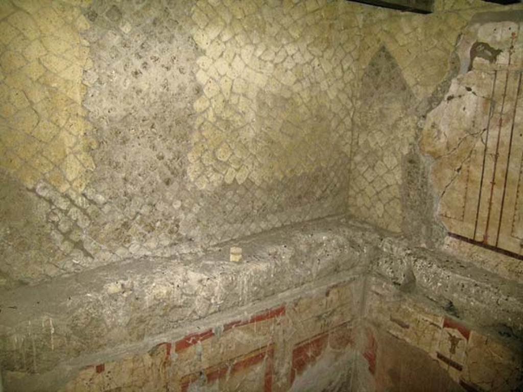 V.8, Herculaneum. December 2004. Looking towards north-west corner of upper room. Photo courtesy of Nicolas Monteix.