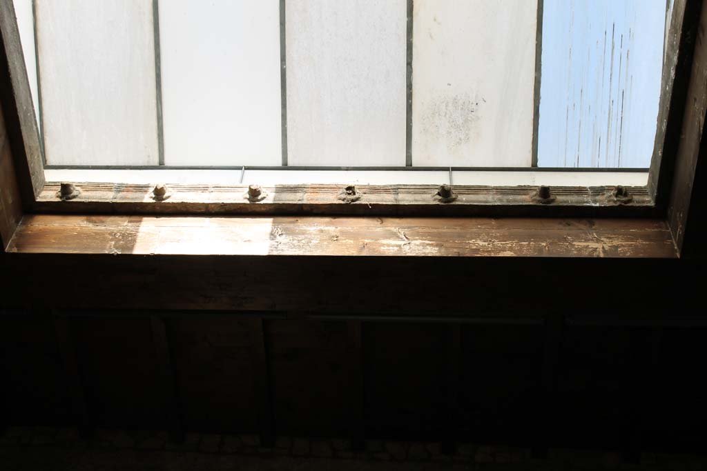 V.8 Herculaneum. March 2014. Area 4, detail from modern compluvium above raised courtyard.
Foto Annette Haug, ERC Grant 681269 DÉCOR

