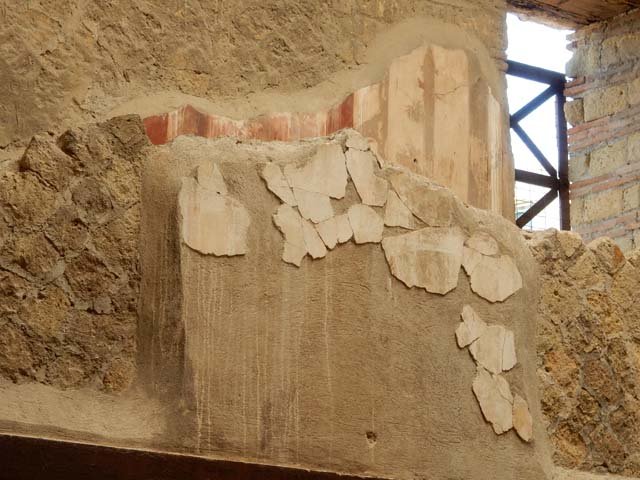 V.8 Herculaneum, May 2018. Area 4, west side of upper floor landing, with detail of remaining painted decoration.
Photo courtesy of Buzz Ferebee.
