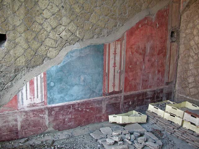 V.8, Herculaneum. September 2003. 
Upper floor, large rectangular room with remains of painted decoration on east wall at south end. Photo courtesy of Nicolas Monteix.


