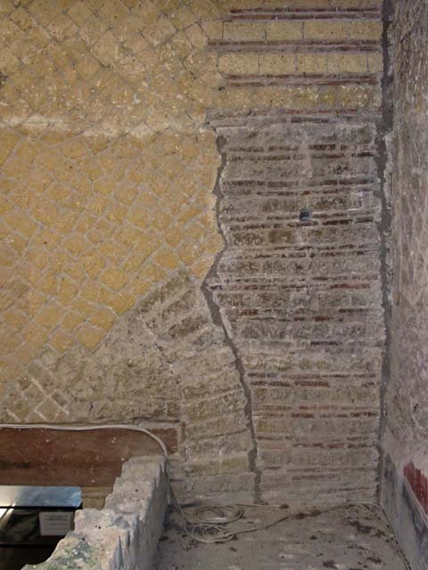 V.8, Herculaneum. May 2003.  Detail from upper floor. Photo courtesy of Nicolas Monteix.