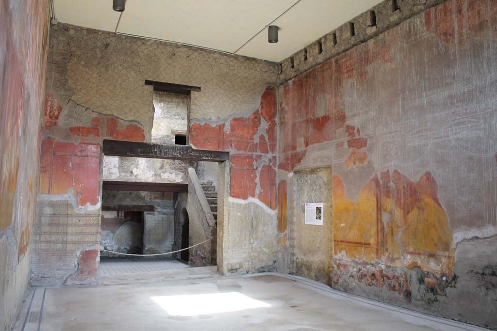 V.8 Herculaneum. March 2014. Room 7, looking north towards north-east corner and east wall.
Foto Annette Haug, ERC Grant 681269 DÉCOR
