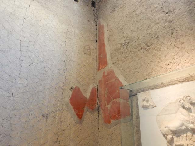 V.8 Herculaneum. May 2018. Room 7, remaining painted decoration in south-east corner.
Photo courtesy of Buzz Ferebee.
