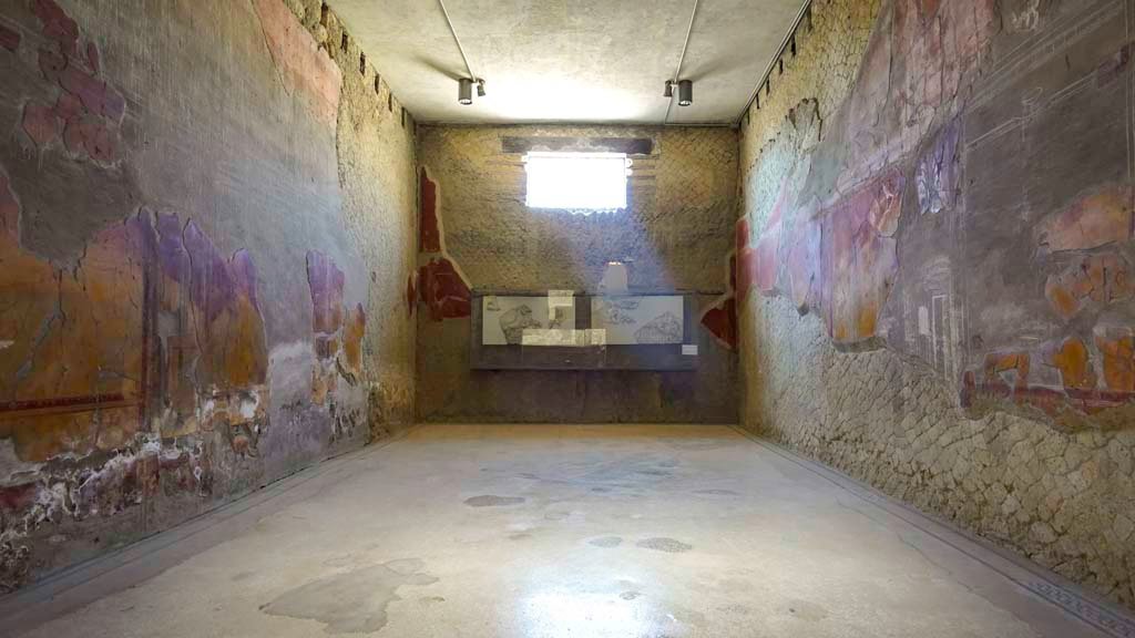 V.8 Herculaneum. August 2021. Room 7, looking towards south wall. Photo courtesy of Robert Hanson