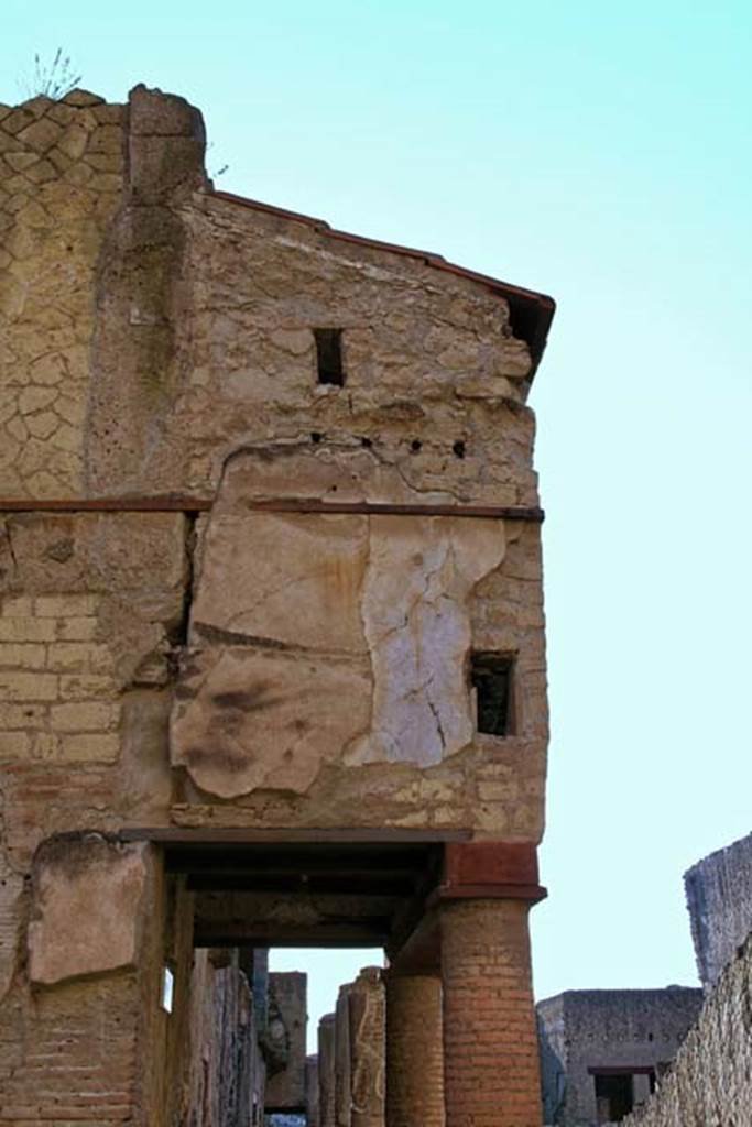 V.10/9, Herculaneum. February 2007. Looking towards north exterior facade of upper room. 
Photo courtesy of Nicolas Monteix.

