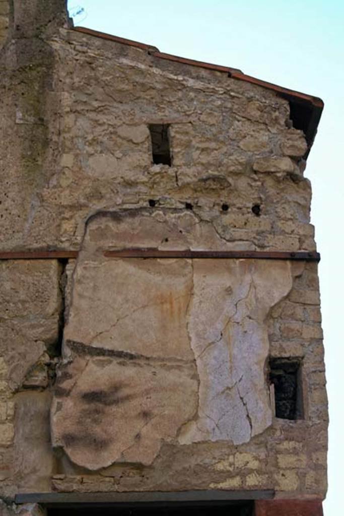 V.10/9, Herculaneum. February 2007. Detail of north side of upper room.
Photo courtesy of Nicolas Monteix.
