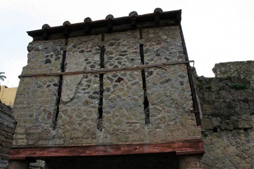 V.10/9 Herculaneum. February 2007.  
Looking east towards enclosed room built out over upper floor of portico on north-west corner of junction with Decumanus Maximus.
Photo courtesy of Nicolas Monteix.
