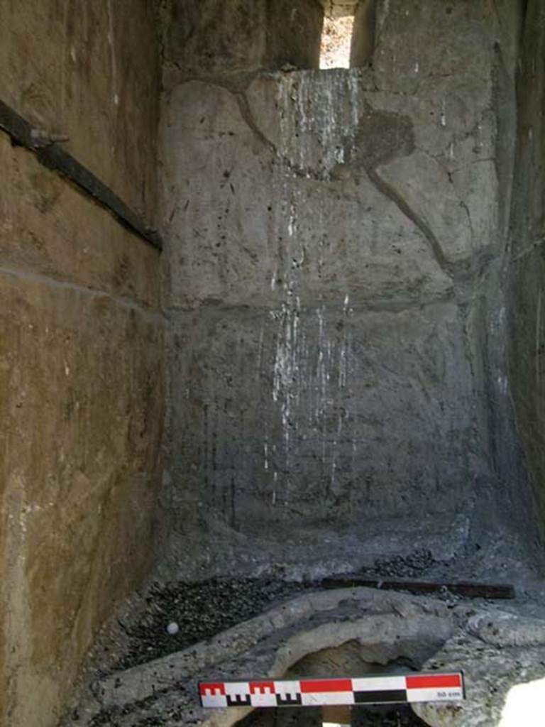 V.10/9 Herculaneum. May 2006. Detail of north wall and flooring in attic storeroom. 
Photo courtesy of Nicolas Monteix.
