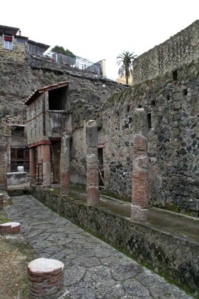 V.10/9, Herculaneum. February 2007. Looking towards the upper attic/storeroom attached to V.10.
Photo courtesy of Nicolas Monteix.
