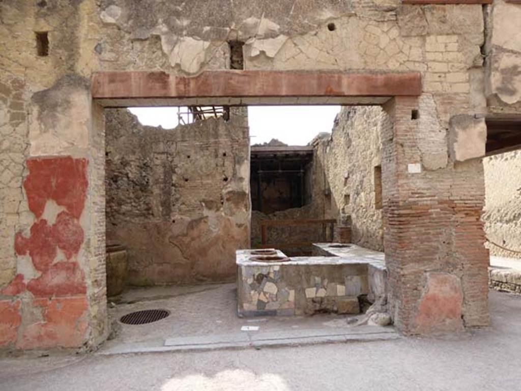 V.10, Herculaneum, October 2014. Looking south to entrance. Photo courtesy of Michael Binns.