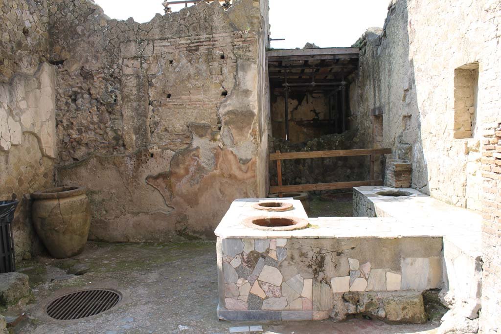 V.10 Herculaneum, March 2014. 
Looking south across counter in shop-room towards a rear room with side entrance doorway at V.9, on right.
Foto Annette Haug, ERC Grant 681269 DÉCOR.

