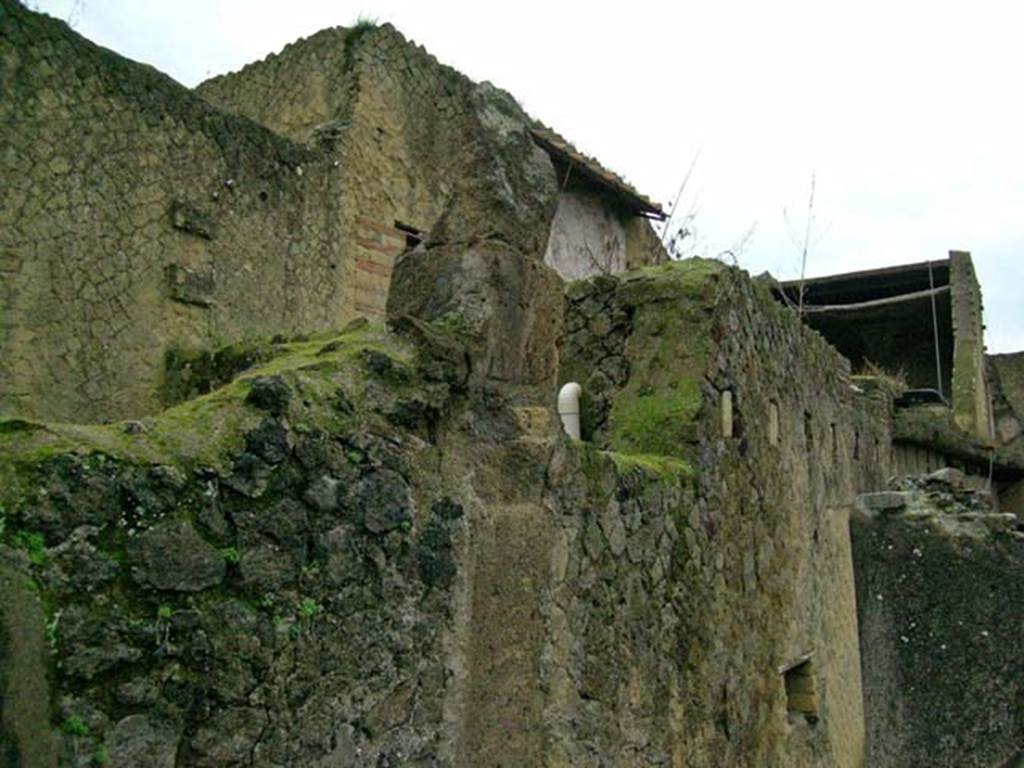 V.11, Herculaneum. December 2004. Looking south along upper exterior facade. Photo courtesy of Nicolas Monteix.