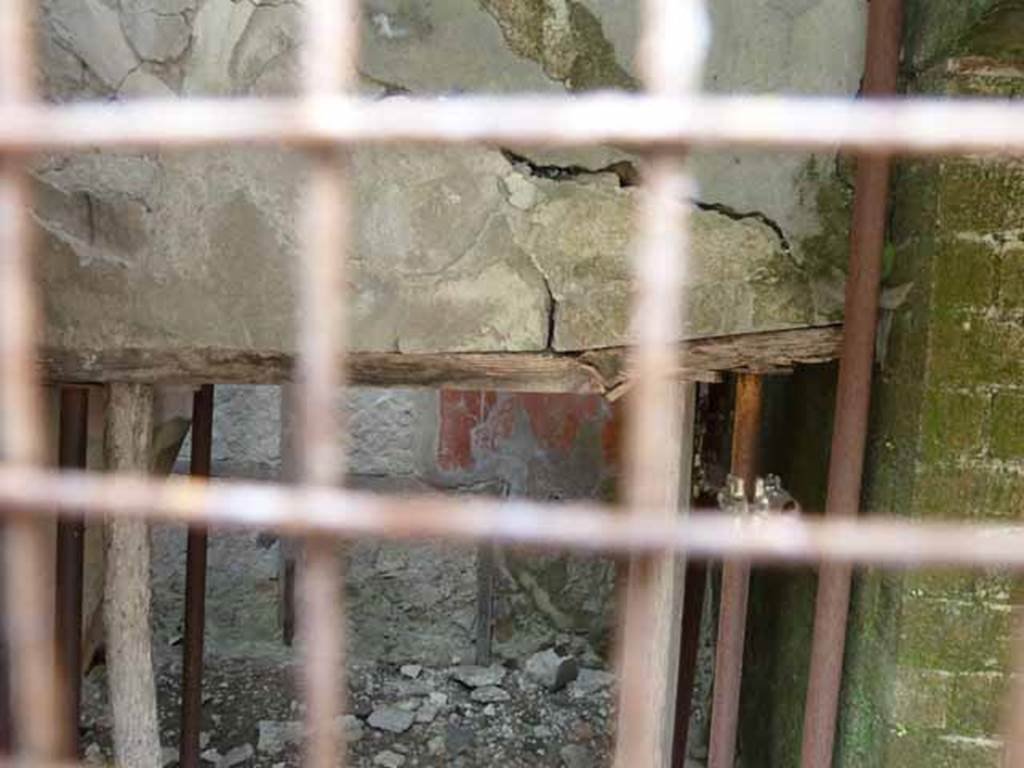 V.14, Herculaneum. May 2006. Upper floor apartment with lararium on rear wall between two cubicula.