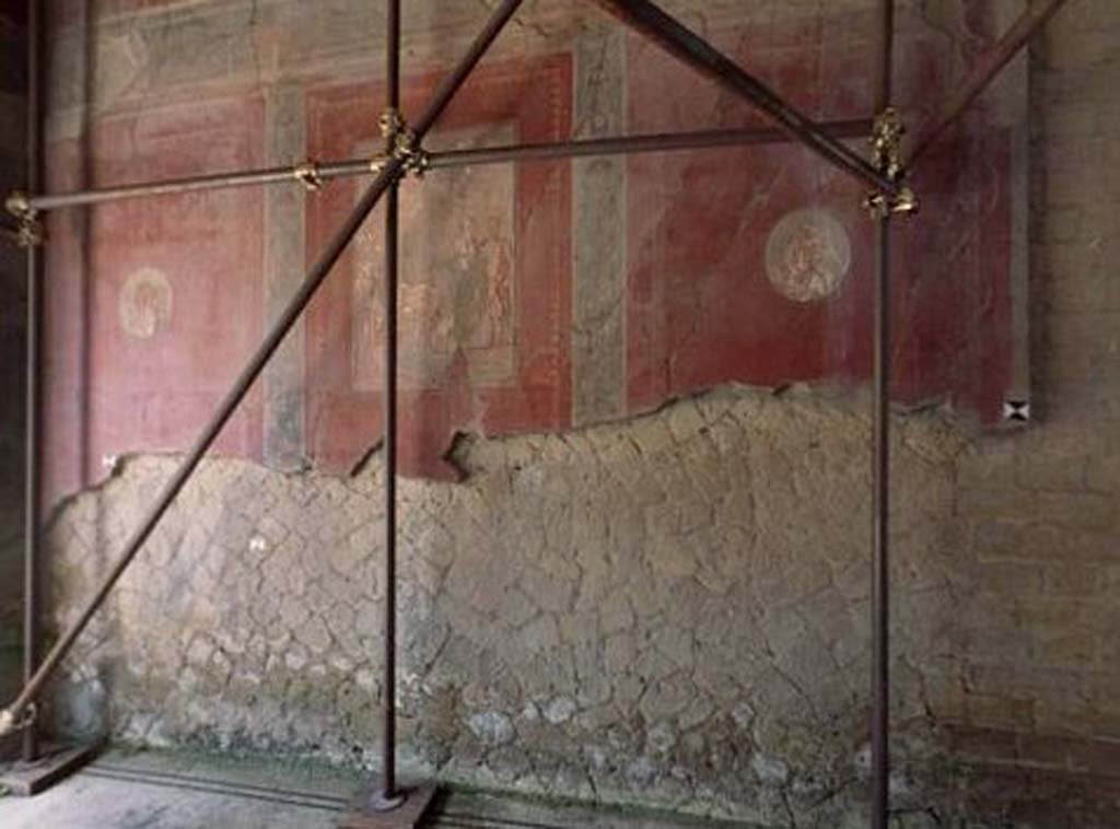 V.15 Herculaneum. 2013. West wall of tablinum.