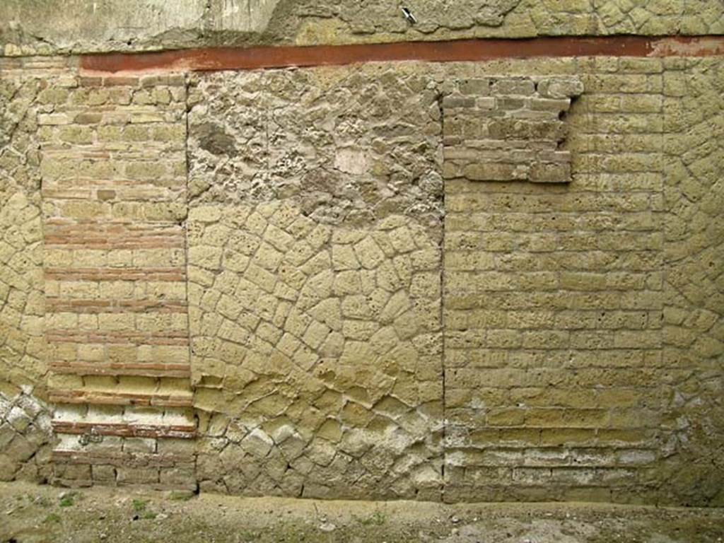 V.15, Herculaneum, May 2005. Peristyle, detail of west wall of portico.
(described by Monteix as peristyle baie 3 - Peristyle, blocked/filled opening 3).
Photo courtesy of Nicolas Monteix.
