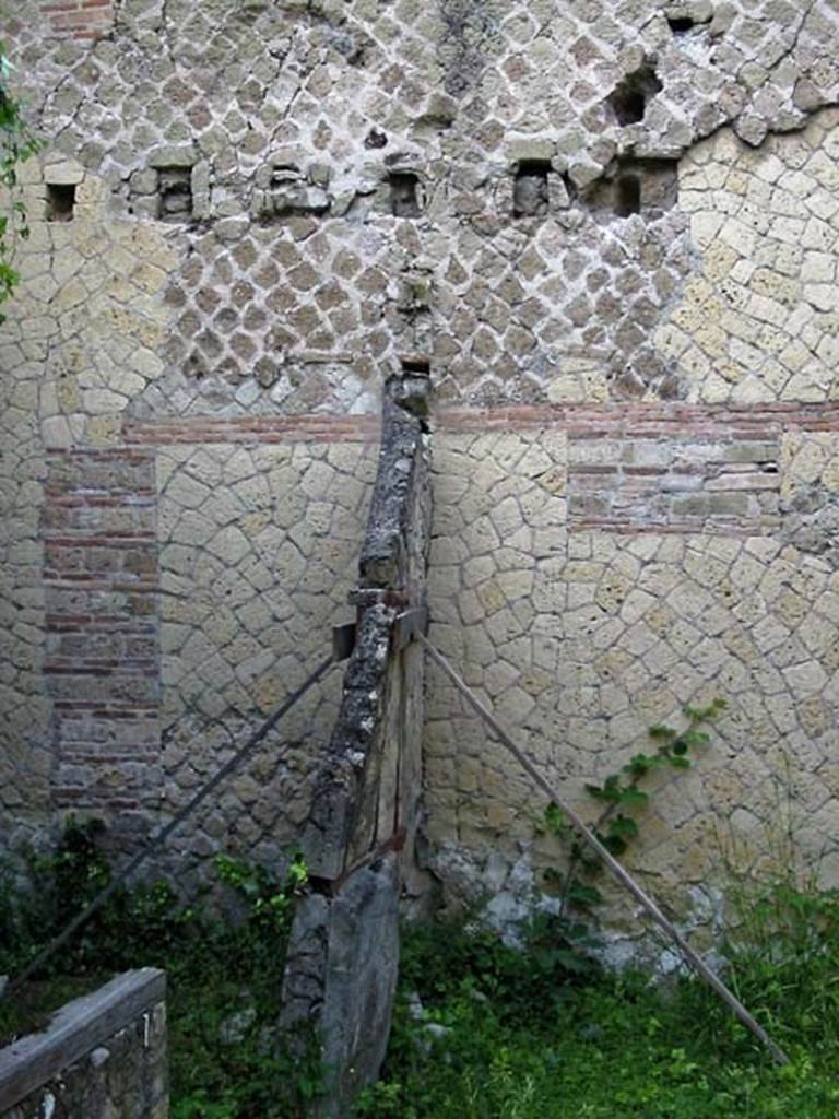 V.15, Herculaneum, May 2003. Peristyle, west wall of portico at south end.
On the left is the storeroom/cella penaria. 
(photo described by Monteix as peristyle baie 4 - Peristyle, blocked/filled opening 4).
Photo courtesy of Nicolas Monteix.
