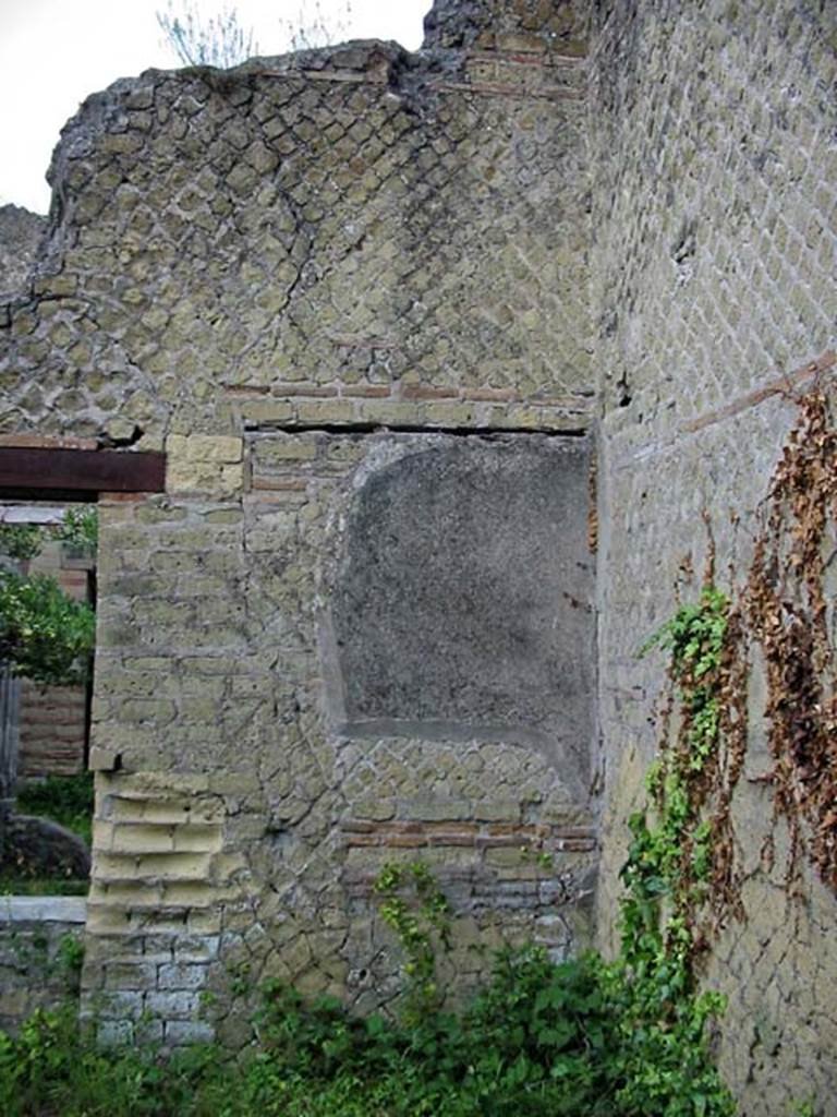 V.15, Herculaneum. May 2003. North wall in north-east corner of large oecus.
Photo courtesy of Nicolas Monteix.
